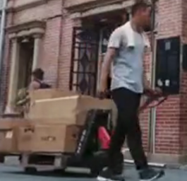 電動(dòng)搬運(yùn)車改變了千千萬(wàn)萬(wàn)搬運(yùn)工的工作模式