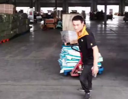 條件差的地面，該怎么使用手動液壓搬運車