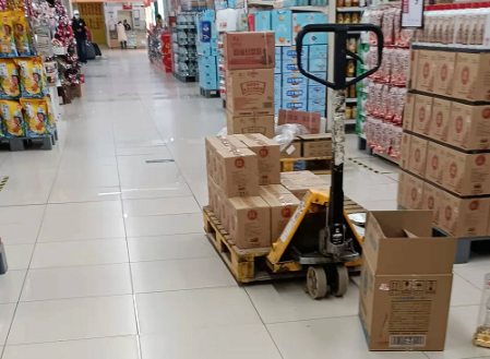 元旦超市備貨忙,手動液壓搬運(yùn)車來助力