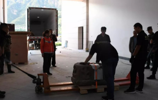 甘肅平涼市博物館換新館,手動液壓搬運車參與文物搬運環節