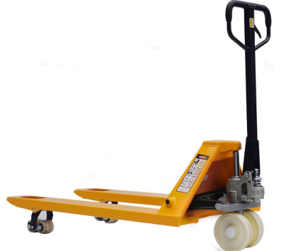 某旅組織戰備拉動演練，利用托盤搬運車載運戰備器材