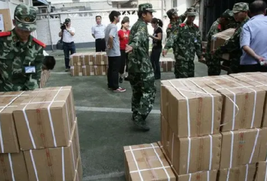 成捆高考試卷太重，印刷廠職工使用手動液壓搬運車更省力