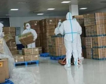 為保供,消防員利用手動液壓搬運車調運物資