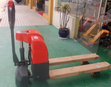 不能隨意給電動托盤搬運(yùn)車搭配充電器