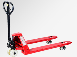 商場工作人員使用手動(dòng)液壓搬運(yùn)車?yán)\(yùn)貨物