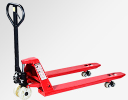 啤酒廠倉(cāng)庫(kù)貨物搬運(yùn)使用手動(dòng)液壓搬運(yùn)車(chē)