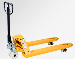 小型家電生產(chǎn)工廠使用手動(dòng)叉車(chē)搬運(yùn)原材料