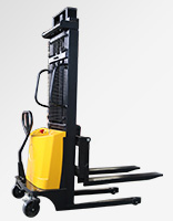 南寧鐵路貨站冠航電動(dòng)堆垛機(jī)貨運(yùn)搬運(yùn)新活力