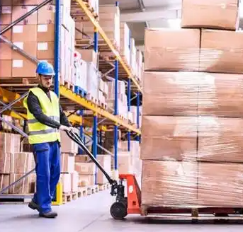 寧波物流園手動(dòng)液壓搬運(yùn)車輕松完成貨物裝卸