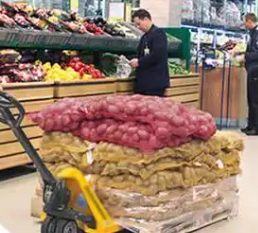 超市端午大促,手動液壓叉車解決貨物搬運難題