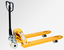 木材廠生產(chǎn)車間使用冠航手動液壓搬運(yùn)車搬運(yùn)物料