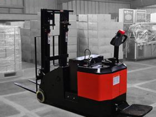 淺談電動叉車在乳制品生產車間的作用和優(yōu)勢